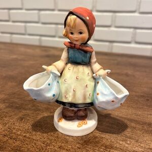 Goebel Hummel figurine titled "Mother's Darling" #175